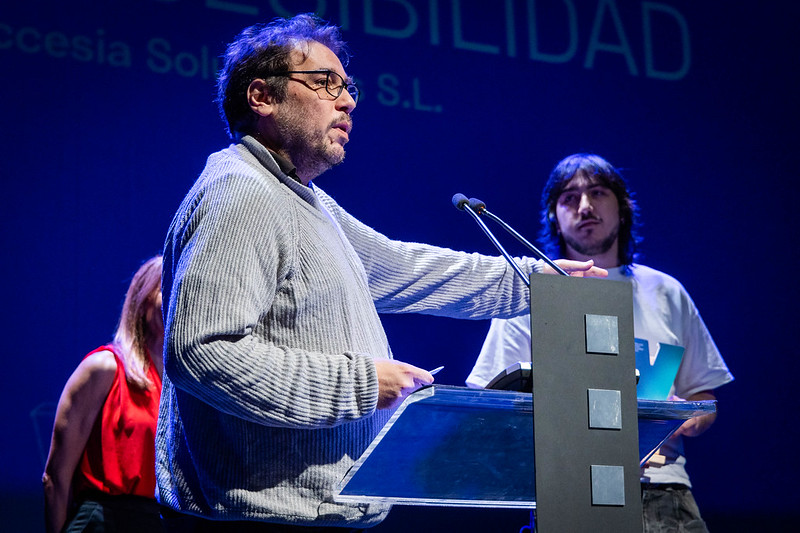 Narzar Torres dando el discurso de agradecimiento recogiendo el premio de Innovación en categoria de Diversidad